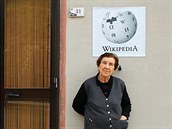 Jedna z nejstarích obyvatelek vesnice coby moudrá Wikipedie.