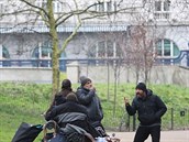 Migranti na lavice v londýnském Green Parku.