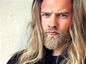 Kvli jeho vzhledu mnoho lidí pezdívá Lassemu sexy viking. On si z toho tkou...