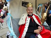 Marek Eben se jako král Majálesu opel do Miloe Zemana.