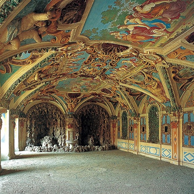 Krásně zdobená Sala Terrena v zahradě hradu Červený Kameň.