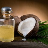 Kokosový olej prý pomáhá vlasům, ve skutečnosti je ale obaluje a zpomaluje...
