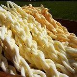 Korbáčiky jsou copánky spletené z prutů uzeného sýra.
