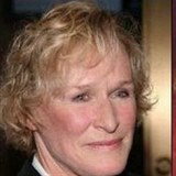 Glenn Close se podob americkmu prezidentovi Washingtonovi.