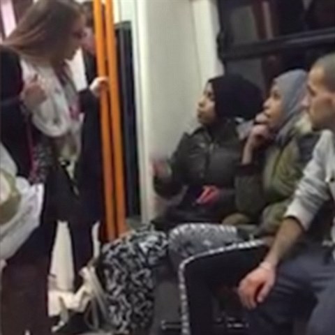 Cestujc londnskho metra nevdli, kam s oima ve chvli, kdy se do sebe...