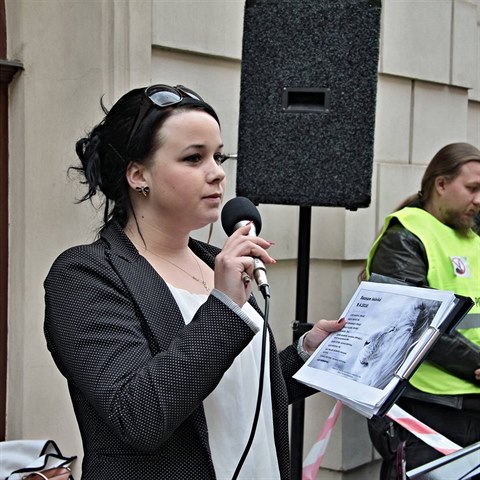 Lucie se angažuje na demonstracích po boku Adama B. Bartoše.