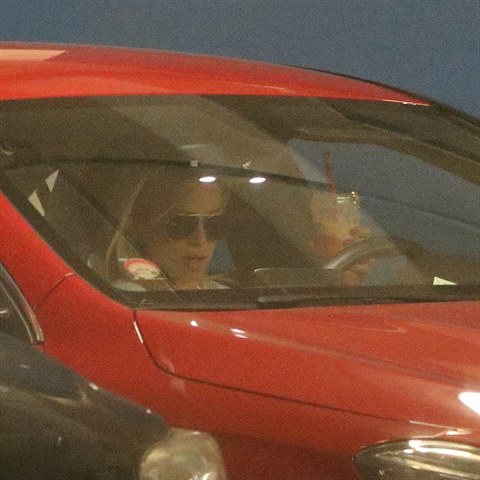 �ern� br�le Eva nesundala ani v aut�, p�esto�e u� nehrozilo, �e ji n�kdo pozn�.