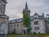 Dominantou zámeku je v, která pipomíná tu z pohádky bratí Grimm o...