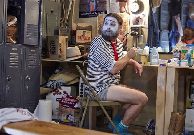 Zach Galifianakis e krizi stednho vku v sitcomu Baskets.