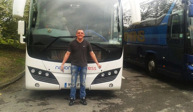 Brit Andy Bagnall se na dovolené nechal vyfotit s autobusem, kterým cestoval....