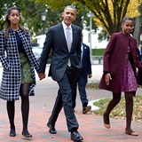 Barack Obama s manelkou a dcerami.