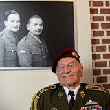 Generál Klemeš u fotografie statečných parašutistů.