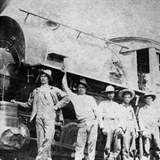 Jesus Garca (zcela vlevo) ped svou lokomotivou. Sjel s n do propasti, aby...