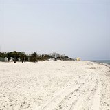 Přilehlá pláž dnes mnoho turistů také nevítá. Právě zde Rizkí vytáhl kalašnikov.