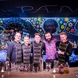 Super Panda Circus - bar, kde je originln vechno od podlahy pes barmany a...