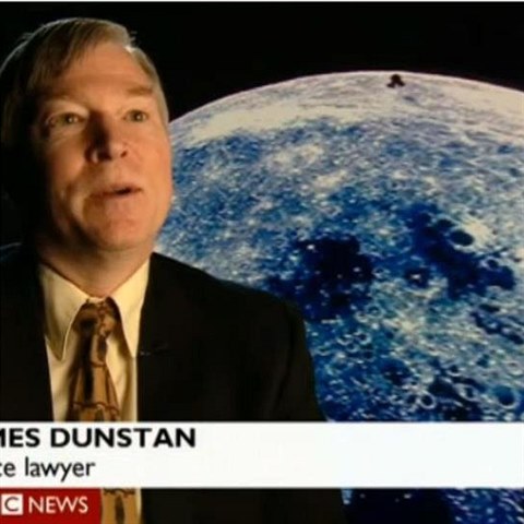 James Dunstan je britsk vesmrn prvnk. Ano, vn.