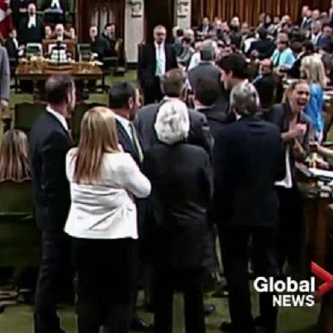 Rozzloben Trudeau se z hdajcho se hlouku poslanc pokouel vythnout...