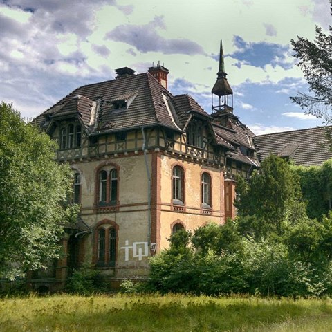 Budovy postaven v roce 1898 pvodn fungovaly jako lesn sanatorium. S...