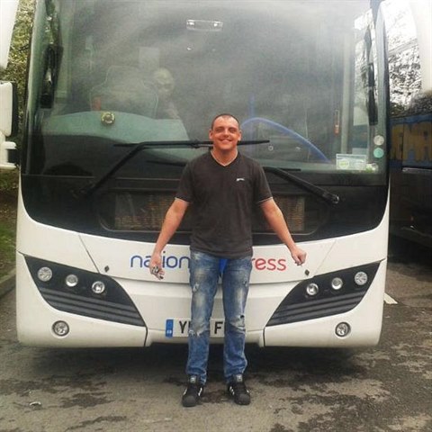 Brit Andy Bagnall se na dovolen nechal vyfotit s autobusem, kterm cestoval....