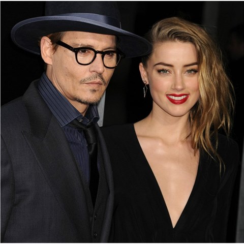 Konec dalho slavnho manelstv. Amber Heard podepsala rozvodov papry.