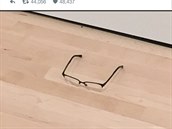 Dva studenti zkusili poloit na zem obyejné brýle. Schváln, jestli je nkdo...