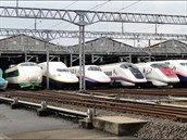 Vysokorychlostní vlaky, jezdící po japonské trati ikansen.