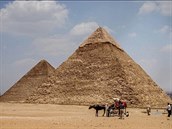 Pyramidy v Gíze minulý týden. Prázdné místo by normáln plnily davy.