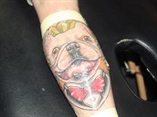 Mladík si z Tattoo Convention odnesl komiksový portrét svého buldoka.