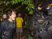 Kolektiv aktivist se pi obou policejních zásazích stavl policistm na odpor...