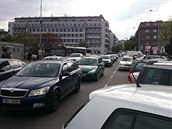 V Ostrovského ulici stojí po celý den dlouhá kolona aut, která musí poítat se...