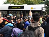 Ilustraní fotografie uprchlík u autobuse. Skutenou fotografii nemáme,...