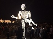 Svítící mu tanil na Karlov most a turisté byli nadení.