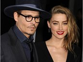 Konec dalího slavného manelství. Amber Heard podepsala rozvodové papíry.