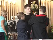 Milan se svými bratry na pohbu Boka ípka.