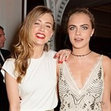 Cara Delevingne s Amber Heard v roce 2014.