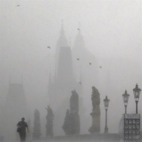 Pod ernmi boukovmi mraky to v Praze vypadalo jako ped koncem svta.