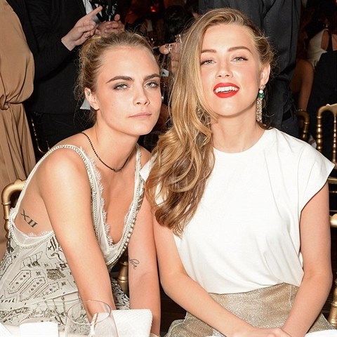 Amber Heard se s Carou Delevingne sblila vce, ne bylo v och Deppa zdrvo.