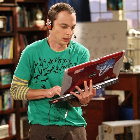 Legendrn Jim Parsons v roli Sheldona Coopera z Teorie velkho tesku.