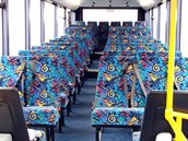 Tak tohle nám to celou dobu pipomíná, staré nevkusné sedaky z autobus!