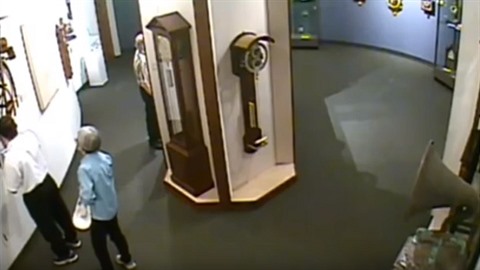 Bezpenostní kamery v Národním muzeu hodin a hodinek v pennsylvánské Columbii...