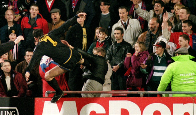 Eric Cantona nakopvajc fanouka v davu.