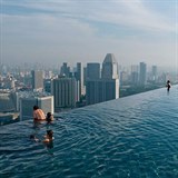 Znm bazn s vhledem Infinity pool v Singapuru.