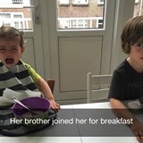 Bratr se s ní chtěl nasnídat. Nezvládla to.