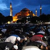 lenov Erdoganovy vldnouc strany volaj po tom, aby se z Hagia Sofia opt...