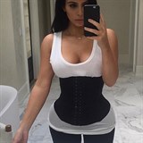 Kim Kardashian si v korzetech libuje. Je to pr ale extrmn nezdrav.