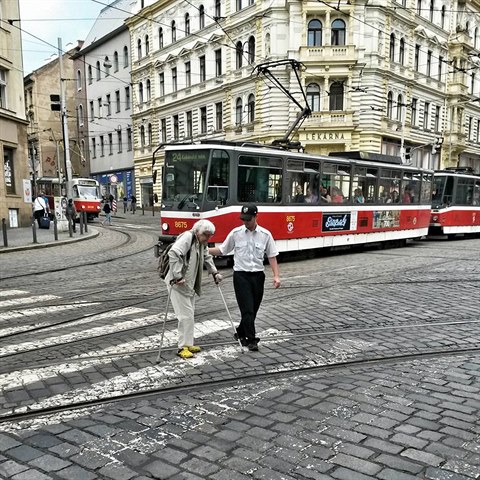 Galantn idi tramvaje pomohl staence na Letn.