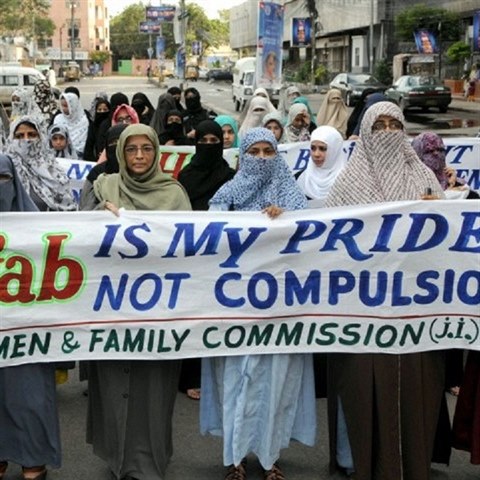 Muslimky protestuj proti zkazu noen tk.