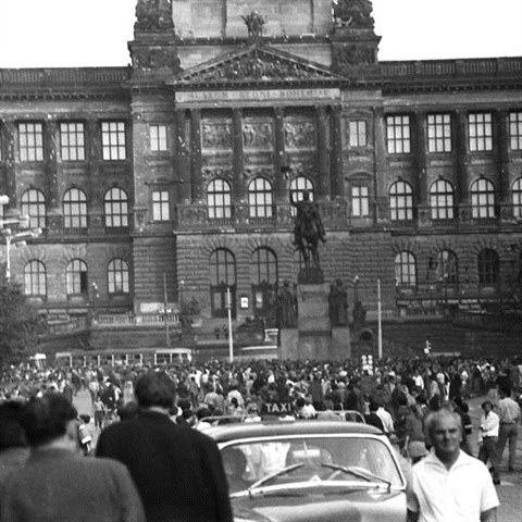 Na Vclavskm nmst se v srpnu 1968 proti vpdu Sovt hojn protestovalo.