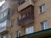 Ptilenná rodina ijící v ruské metropoli byla nucena vyskákat z balkónu v...