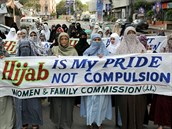Muslimky protestují proti zákazu noení átk.